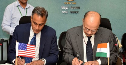 New Delhi: The Secretary, Ministry of Power, P.K. Pujari and Ambassador of US to India, Richard R Verma sign an MoU between the Ministry of Power and US Government to enhance cooperation on energy security, clean energy and climate change, in New Delhi on June 2, 2016. (Photo: IANS/PIB)